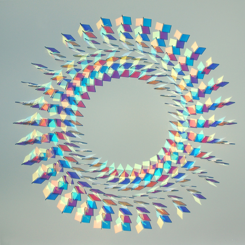 Illustration for article titled Beautiful glass sculptures transform light into beautiful color shapes